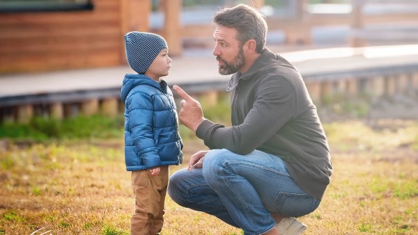 أخصائي تأهيل نفسي يوضح الوقت المناسب اللي تقدر تعلم ابنك فيه صفات الرجولة