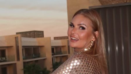 يسرا تتألق في اليوم الخامس من مهرجان الجونة بفستان ذهبي لامع |شاهد