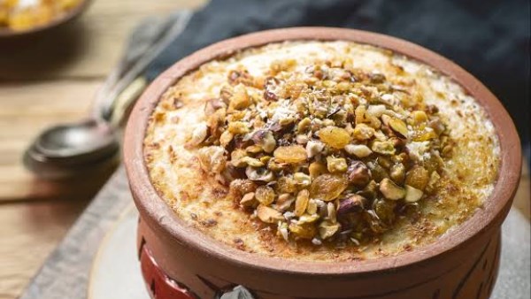 طريقة عمل طاجن أم على بالمكسرات.. حلوى مصرية لذيذة
