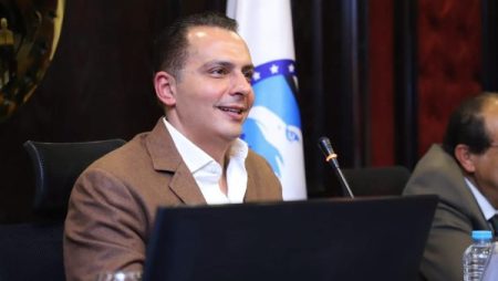 أحمد عبد الجواد يقود اجتماعًا موسعًا لرسم ملامح المرحلة المقبلة.. وتكليفات للنواب باستقبال المواطنين شهريًا