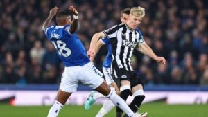 إيفرتون يهزم نيوكاسل بثلاثية ويبلغ ربع نهائي كأس الرابطة الإنجليزية