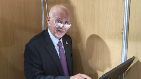 النائب حازم الجندي يدلي بصوته في انتخابات الهيئة العليا لحزب الوفد.. صور