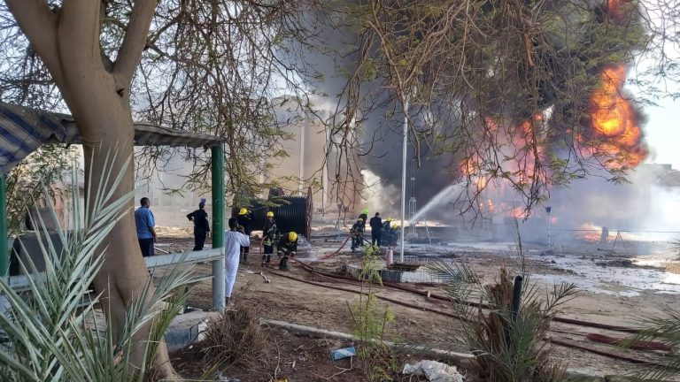 النيران تشتعل في محول كهرباء خلف مسجد بسوهاج.. والحماية المدنية تسيطر