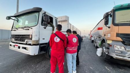 الهلال الأحمر المصري يدفع نحو 70 ألف سلة غذائية وأطنان من المواد الإغاثية إلى غزة