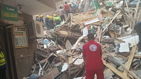 الهلال الأحمر يوجه فرق الاستجابة أثناء الطوارئ إلى حادث انهيار عقار حدائق القبة