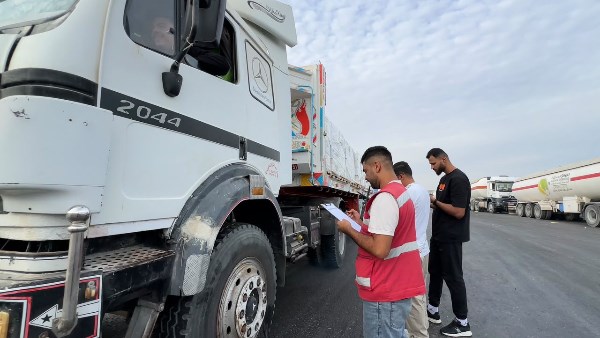 الهلال الأحمر يطلق قافلة زاد العزة 295