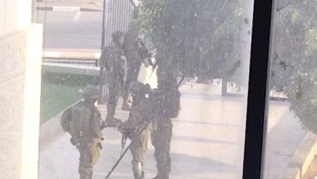 الاحتلال الإسرائيلي يقتحم مقر الهلال الأحمر ومستشفى الشهيد ياسر عرفات في الضفة الغربية