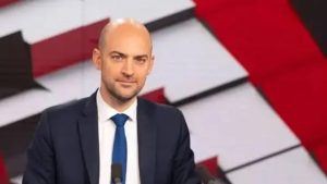 وزير الخارجية الفرنسي جان نويل بارو يصل إلى قصر بعبدا على رأس وفد كبير