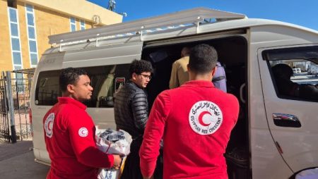 الهلال الأحمر المصري يستقبل الدفعة الـ91 من الجرحى والمرضى الفلسطينيين عبر معبر رفح
