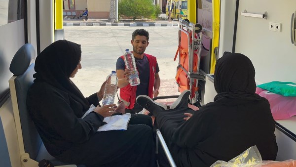 الهلال الأحمر المصري يرافق الدفعة الـ92 من الجرحى والمرضى الفلسطينيين ويواصل تقديم خدماته الإنسانية بمعبر رفح الهلال الأحمر المصري يرافق الدفعة الـ92 من الجرحى والمرضى الفلسطينيين ويواصل تقديم خدماته الإنسانية بمعبر رفح