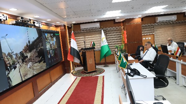 محافظ الجيزة يتابع جهود تحسين مستوى الخدمات من داخل مركز السيطرة