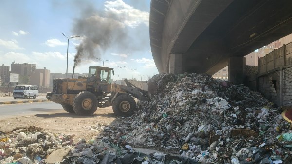 رفع 1500 طن مخلفات من أسفل دائري المنيب بالجيزة.. صور