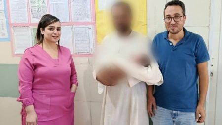 فريق طبي بالمنيا ينجح في إنقاذ حياة طفلين بوحدة حديثي الولادة.. صور