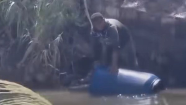 زيوت في ترعة بسوهاج.. فيديو متداول يشعل الغضب والجهات المعنية تتحرك لكشف الحقيقة زيوت في ترعة بسوهاج.. فيديو متداول يشعل الغضب والجهات المعنية تتحرك لكشف الحقيقة