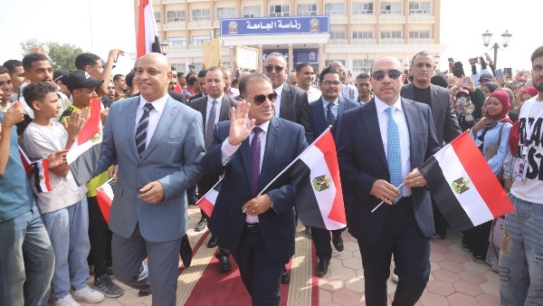 رئيس جامعة قنا يتقدم مسيرة طلابية حاشدة احتفالاً بالذكرى الـ53 لانتصارات أكتوبر المجيدة