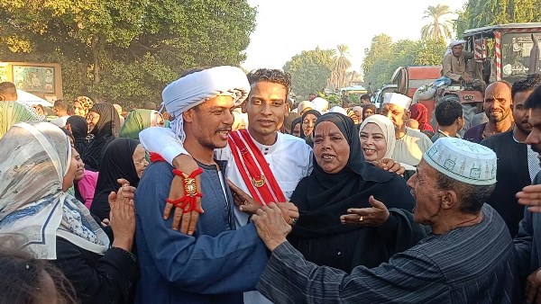 بدل الفرح.. عريس وعروسة بالأقصر يختاران العمرة بداية لحياتهما الزوجية