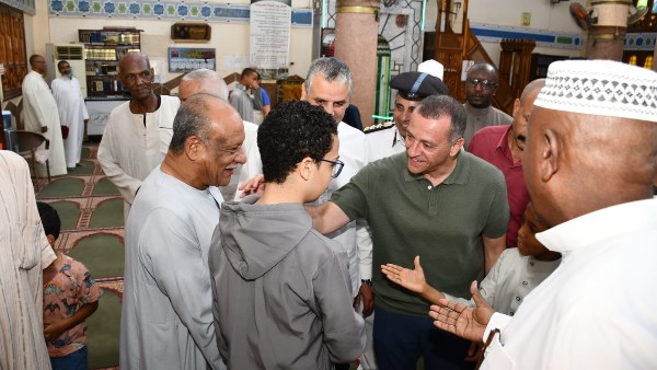 محافظ أسوان يستمع لمطالب المواطنين.. ويوجه لتلبيتها وفقاً للإمكانيات المتاحة