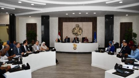 محافظ أسوان يترأس اجتماع المجلس الاقتصادي الاجتماعي لمناقشة الأفكار والمقترحات الهادفة لتعزيز جهود التنمية