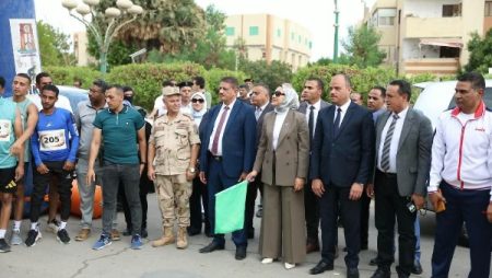 على هامش احتفالات المحافظة بالعيد القومي.. محافظ الوادي الجديد تُطلق إشارة بدء «ماراثون الوادي» الرياضي