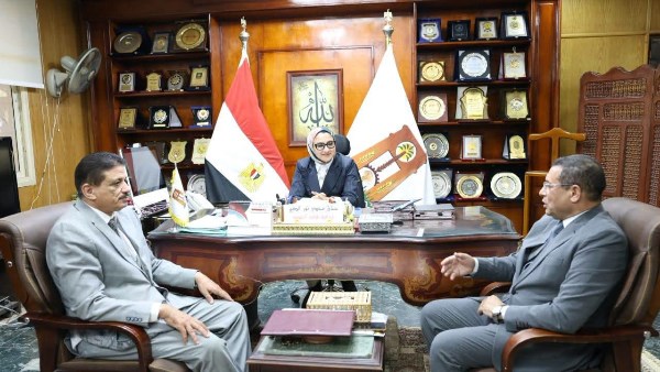 محافظ الوادي الجديد تلتقي سكرتير عام المحافظة الجديد وتكرّم السابق
