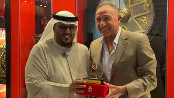 الخطيب يكرّم المعلق الإماراتي عامر عبدالله