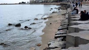 انحسار ملحوظ لمياه البحر في الإسكندرية.. وعلوم البحار يكشف السبب