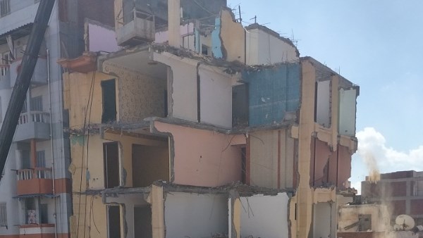 استمرار أعمال إزالة عقار أمبروزو المائل بالإسكندرية