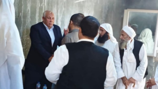 محافظ مطروح يقدّم واجب العزاء لأسرة الأشقاء الثلاثة ضحايا حادث الضبعة