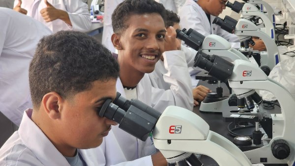 رئيس جامعة الإسماعيلية الجديدة الأهلية يتفقد كلية الصيدلة ويتحاور مع الطلاب
