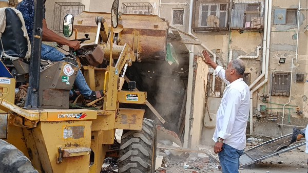 بقيادة 