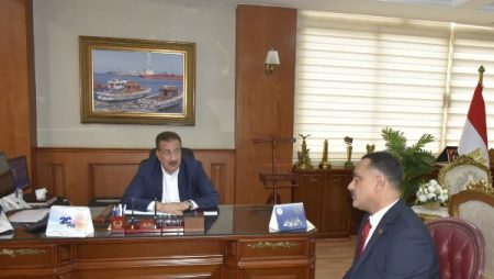 محافظ بورسعيد يستقبل مدير عام منطقة التأمينات الاجتماعية الجديد لبحث آليات تطوير منظومة العمل داخل مكاتب التأمينات