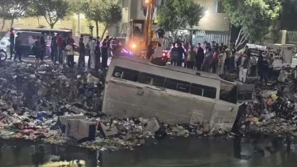 انقلاب أتوبيس بدون ركاب في ترعة الشرقاوية بشبرا الخيمة دون إصابات
