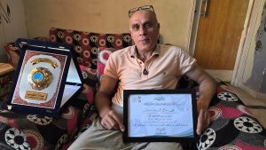 «زراعة الخيار جابت الآثار».. محافظ الغربية يداعب مكتشف تمثال رمسيس الثاني.. صور وفيديو