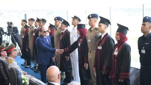 بعد تكريمها من الرئيس السيسي.. رئيس جامعة طنطا يهنئ ندا المصري الأولى على دفعة الصيدلة