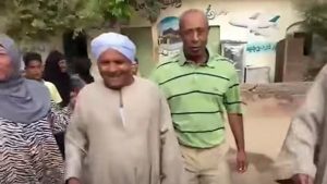 تقديرًا لسنوات عطائه.. ممر شرفي لعامل مدرسة نجع الكوم في الأقصر بعد بلوغه المعاش