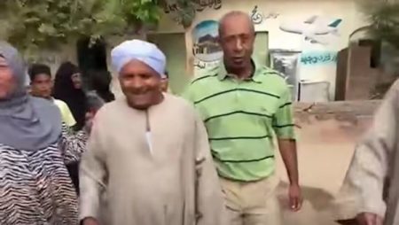تقديرًا لسنوات عطائه.. ممر شرفي لعامل مدرسة نجع الكوم في الأقصر بعد بلوغه المعاش
