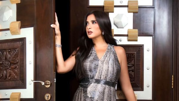 ياسمين عبد العزيز تشارك جمهورها أحدث إطلالاتها عبر فيس بوك