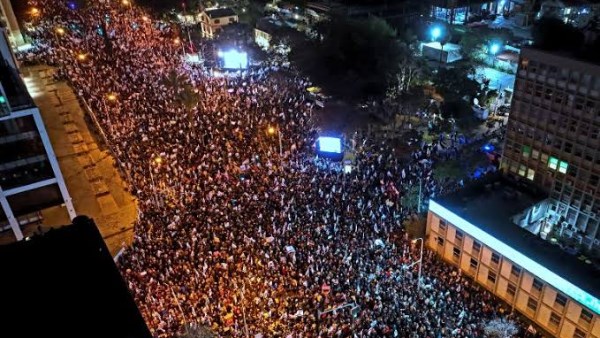 مظاهرات في إسرائيل تُطالب بتشكيل حكومة “يهودية – عربية” مشتركة