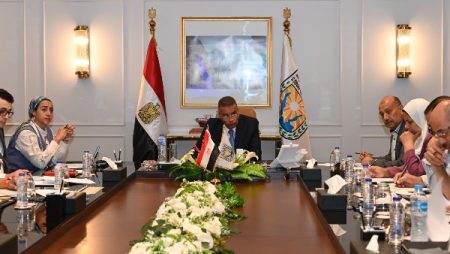 محافظ جنوب سيناء يبحث تقنين أوضاع واضعي اليد وطلبات إقامة مشروعات سياحية جديدة