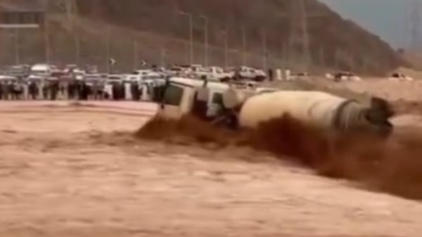 سيل جارف يقطع طريق وادي وتير ويجرف سيارة نقل.. واستنفار بجنوب سيناء