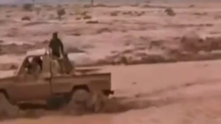 شهامة من قلب السيل.. شابان يخاطران لإنقاذ عالقين بوادي وتير في نويبع