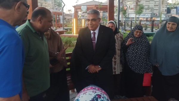احتفالًا باليوم العالمي للمُسنين.. محافظ الدقهلية يشارك 22 مسنًا ومسنة يومًا ترفيهيًا بحديقة كوكب الشرق|صور