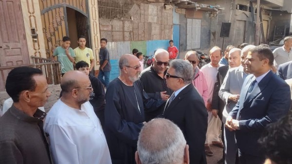 محافظ الدقهلية يؤدي واجب العزاء في ضحيتي حادث السودان بتمي الأمديد وميت سلسيل