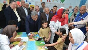 محافظ الدقهلية يدشن حملة تطعيم الأطفال ضد الحصبة من مدرسة الشعراوي