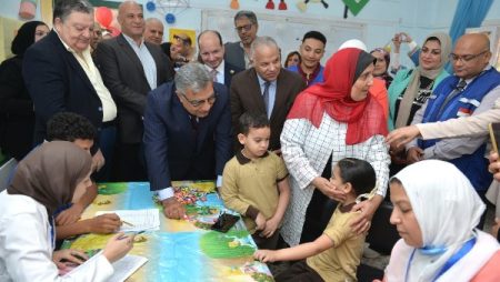محافظ الدقهلية يدشن حملة تطعيم الأطفال ضد الحصبة من مدرسة الشعراوي
