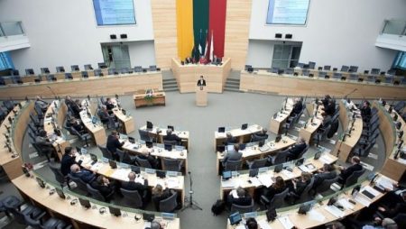 برلمان ليتوانيا يوافق على رفع حظر الأسلحة النووية.. فماذا قالت روسيا؟