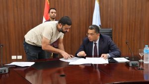 محافظ البحر الأحمر يوجه بتوفير العلاج وسماعة لإحدى الحالات خلال اللقاء الجماهيري