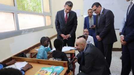 وزير التعليم في حلايب وشلاتين.. جولات داخل الفصول ولقاء مع مشايخ القبائل