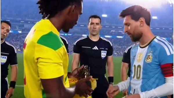 منتخب بنين يُهدي «ميسي» تذكارًا تاريخيًا في ليلة الوداع .. صور