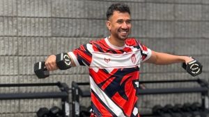 تريزيجيه يخطف الأنظار أثناء أداء التمارين داخل الجيم